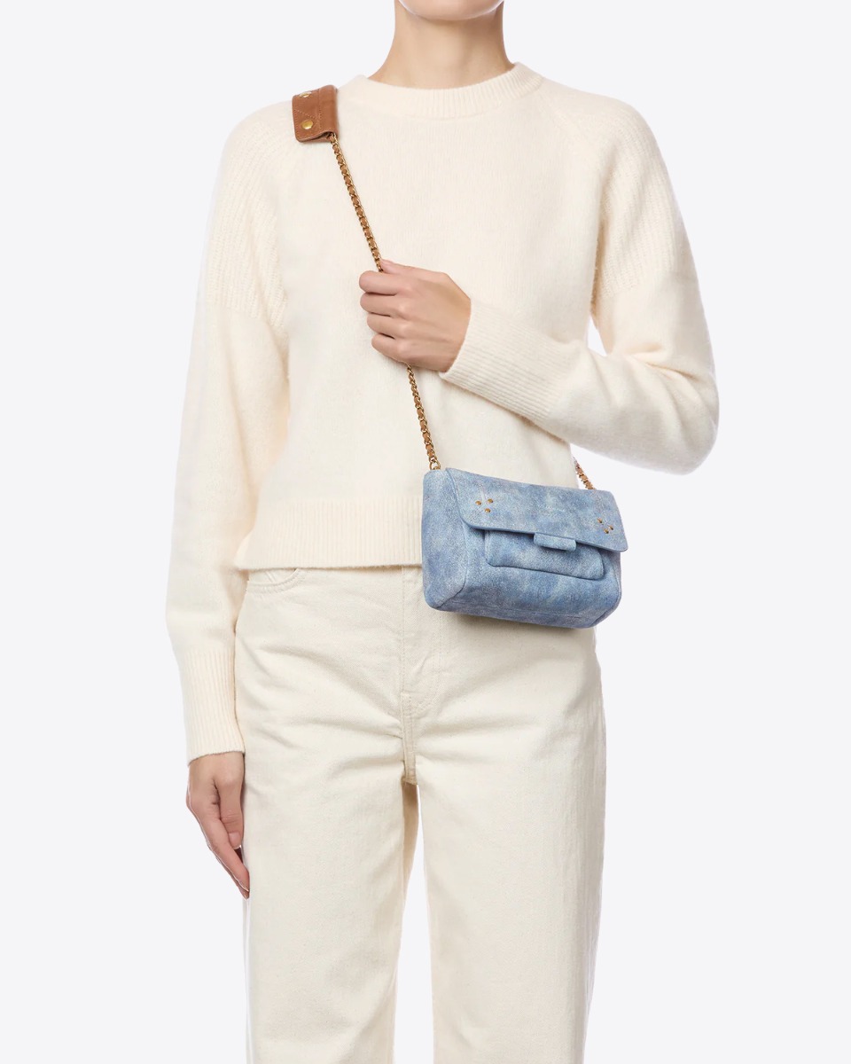 Sac Lulu S J&eacute;r&ocirc;me Dreyfuss en cuir su&eacute;d&eacute; jeans d&eacute;lav&eacute;, port&eacute; crois&eacute;.