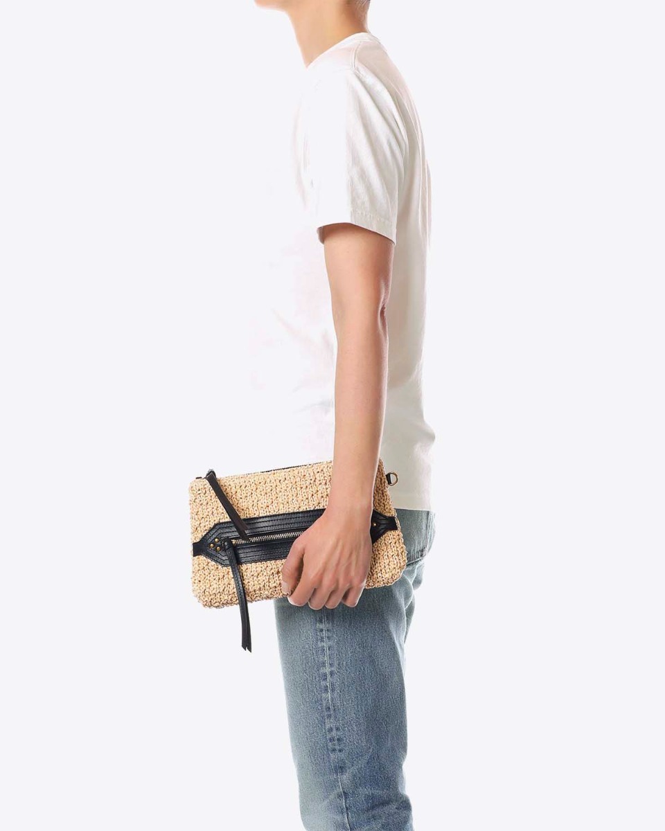 Pochette Lucky Clutch J&eacute;r&ocirc;me Dreyfuss en tissage effet raphia naturel, port&eacute;e &agrave; la main.