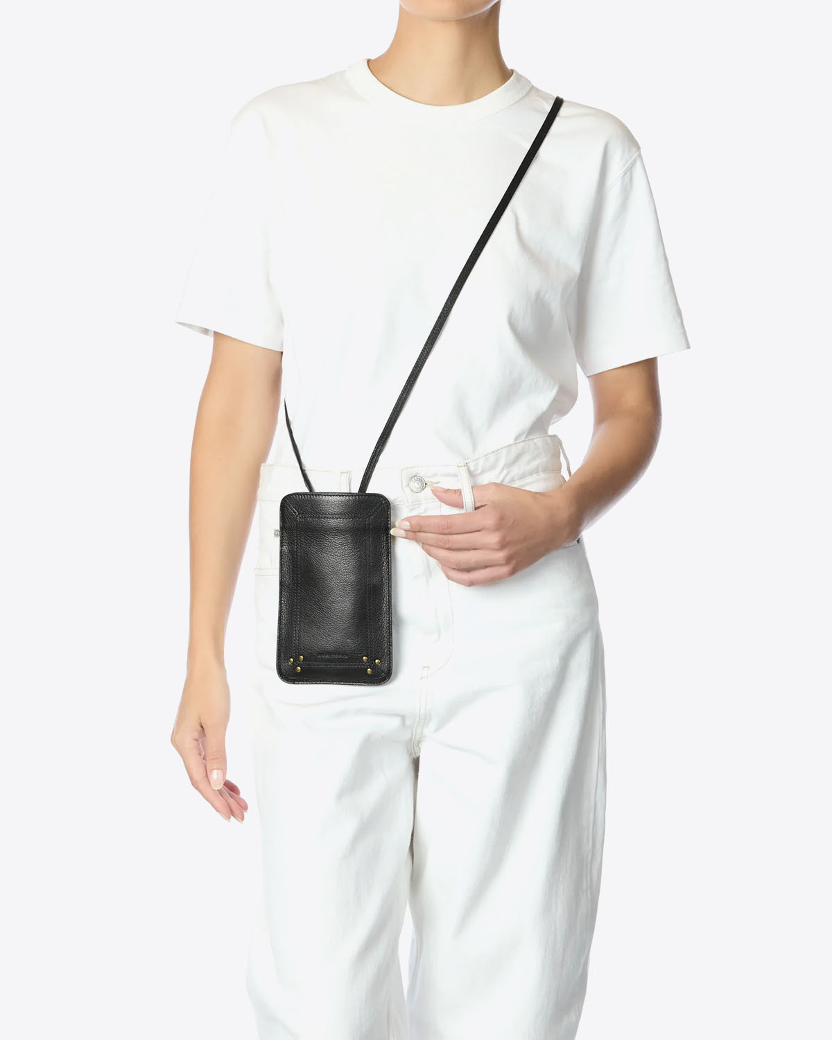 Porte Mobile Jérôme Dreyfuss en cuir grainé noir. Vue porté avec bandoulière