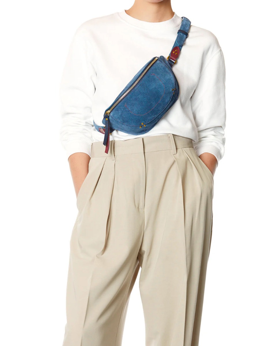 Sac banane Lino Jérôme Dreyfuss en cuir suédé et cuir suédé bleu jeans. Porté croisé.