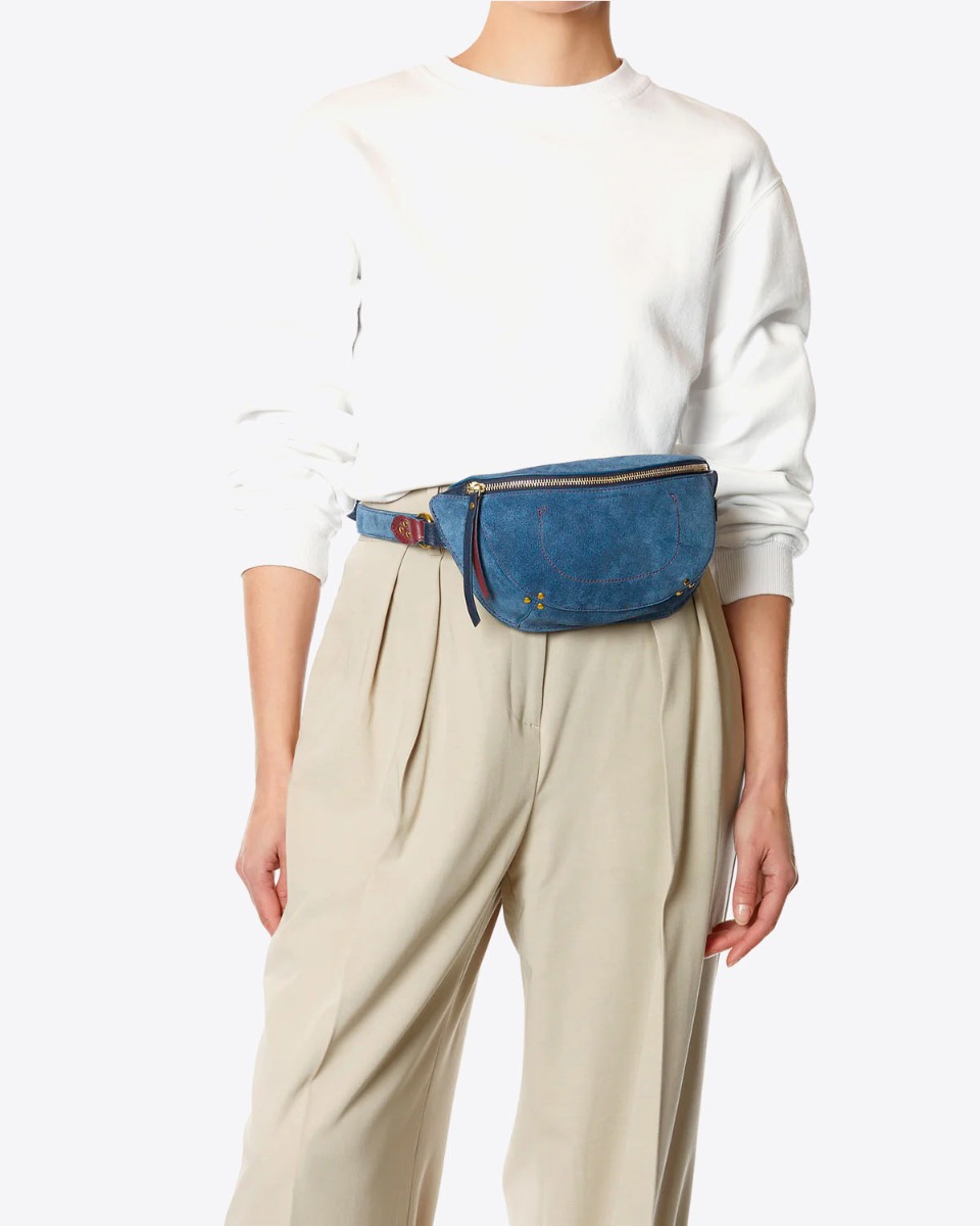 Sac banane Lino Jérôme Dreyfuss en cuir suédé bleu jeans porté à la taille.