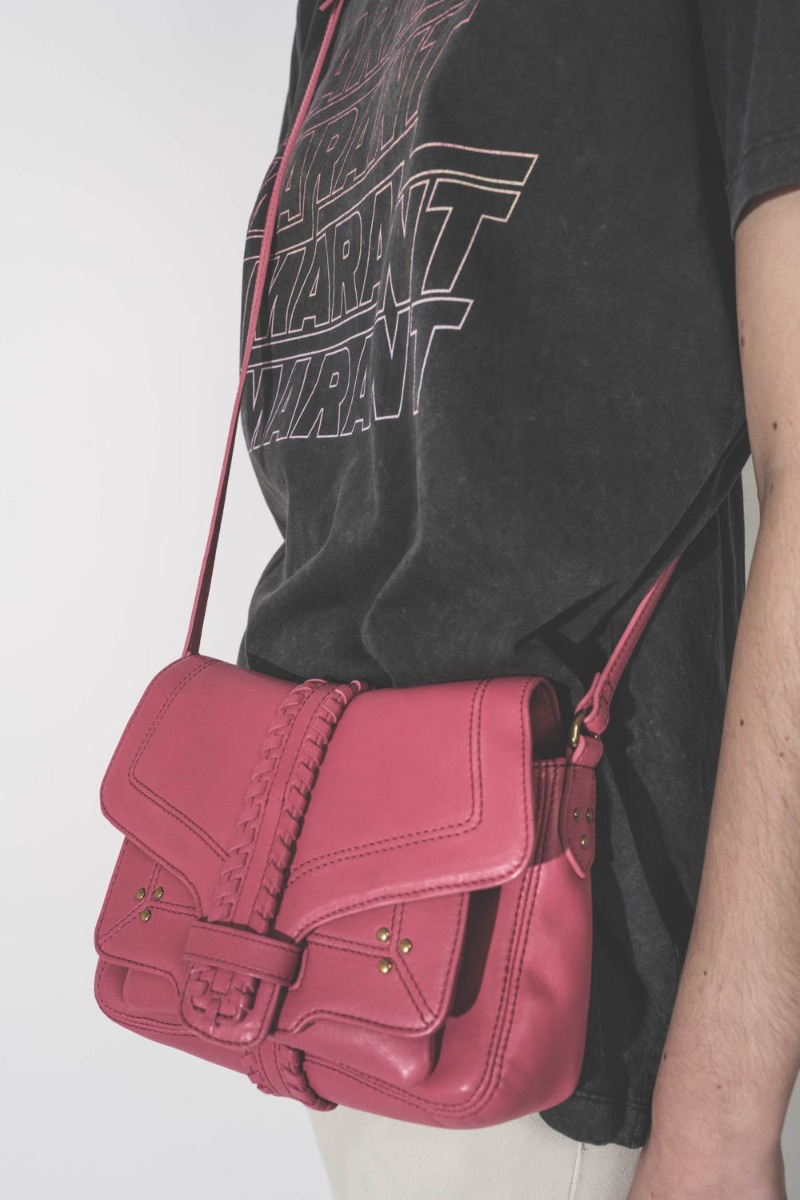 Sac Harry S J&eacute;r&ocirc;me Dreyfuss en cuir d'agneau Jacinthe. D&eacute;tail du rabat avec la patte tress&eacute;e &agrave; la main. 