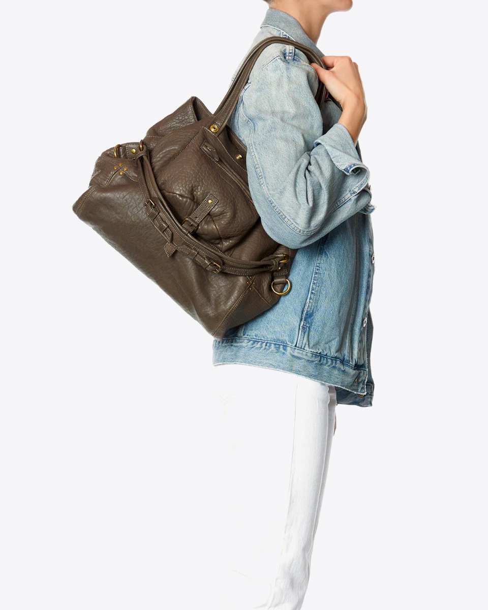 Cabas en cuir d'agneau Bubble kaki Billy M Jérôme Dreyfuss porté à l'épaule.