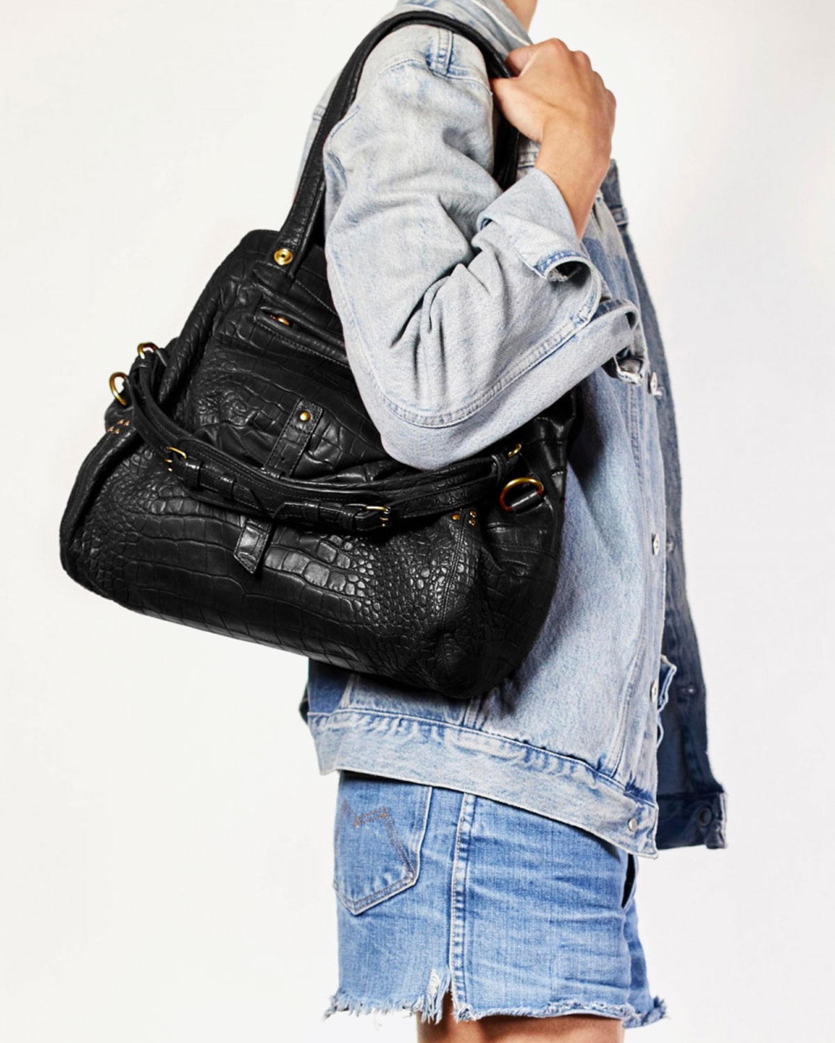 Sac Billy M Jérôme Dreyfuss en cuir vachette croco noir. Porté à l'épaule. 