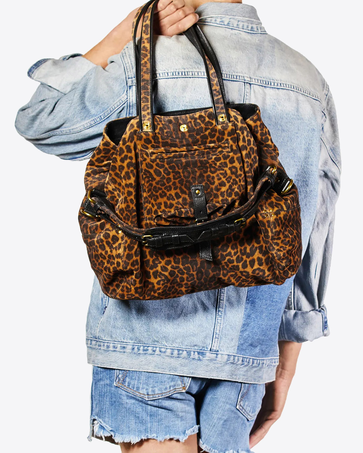 Sac Billy M Jérôme Dreyfuss en cuir imprimé léopard. Vue face porté à la main.