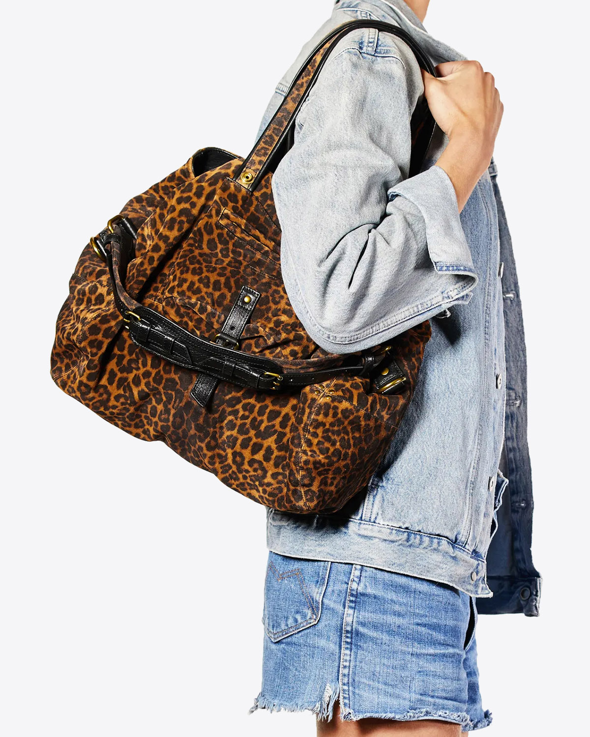 Sac Billy M Jérôme Dreyfuss en cuir imprimé léopard. Vue profil porté à l'épaule. 