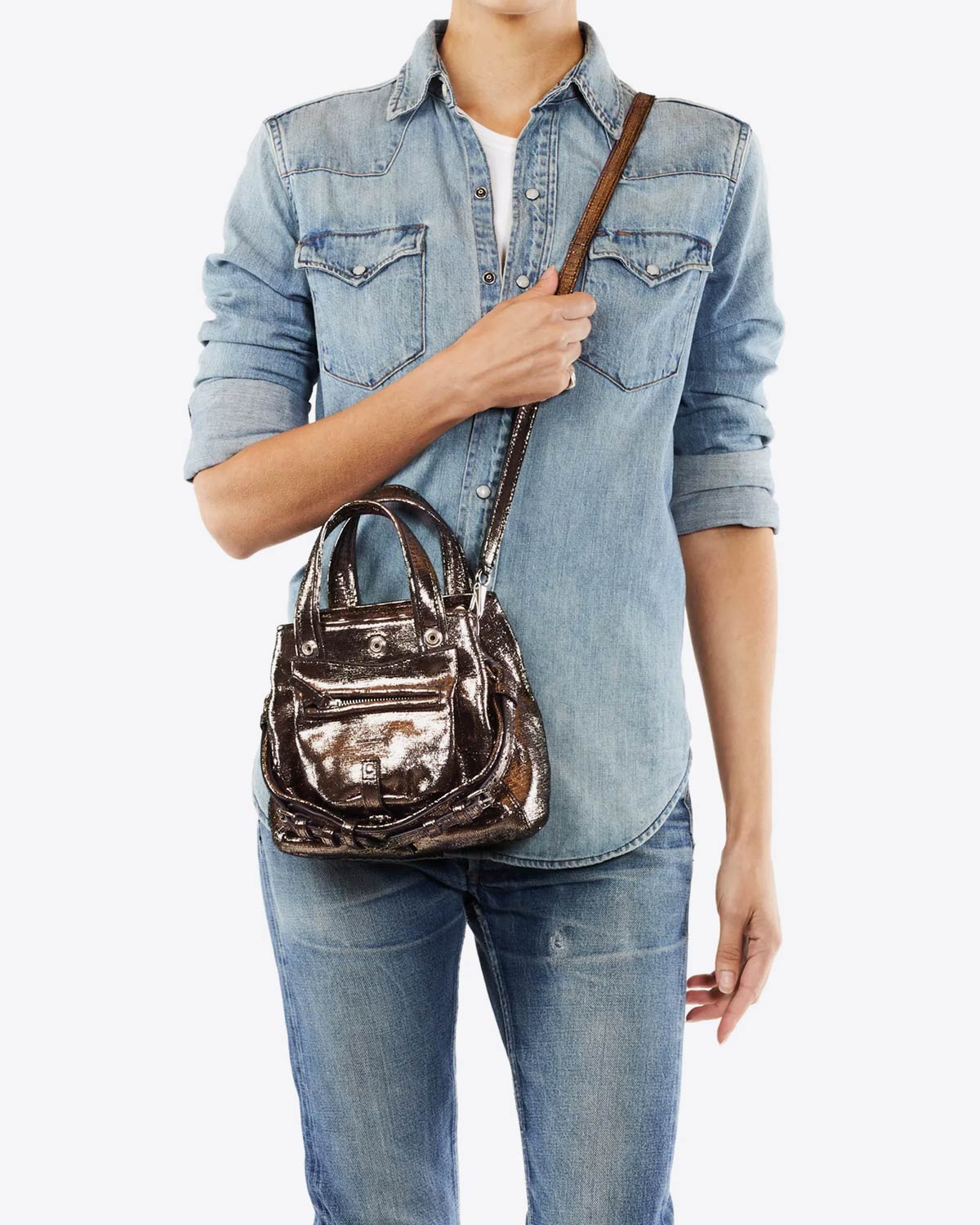Petit sac Billy Nano Jérôme Dreyfuss en cuir lamé champagne. Vue porté en bandoulière 