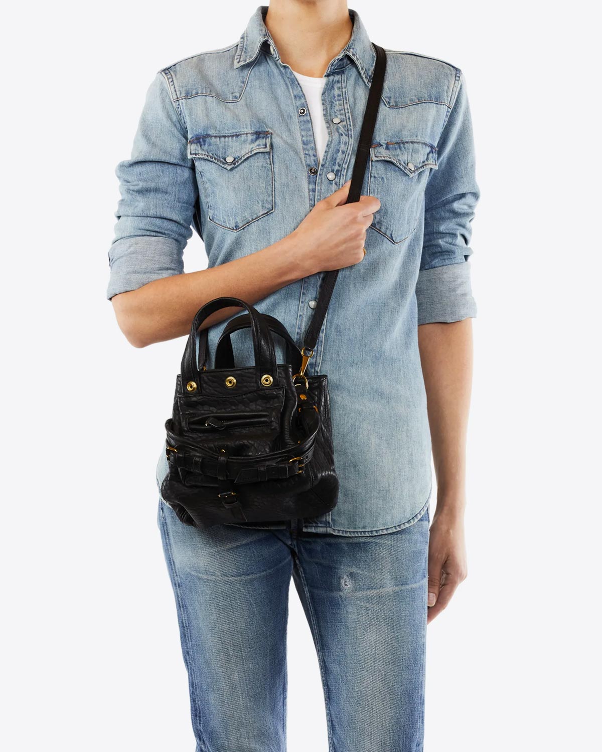 Petit sac Billy Nano Jérôme Dreyfuss en cuir noir bubble. Vue porté de face en bandoulière.