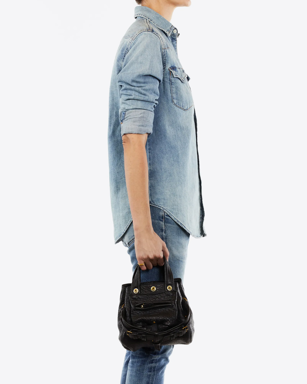 Petit sac Billy Nano Jérôme Dreyfuss en cuir noir bubble. Vue porté de profil à la main. 