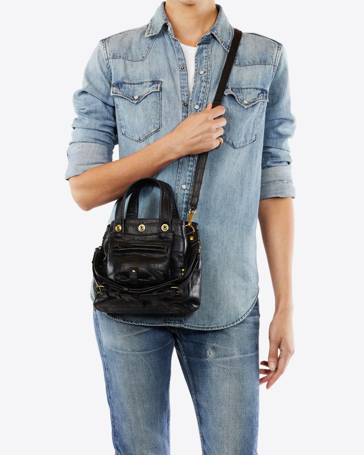 Petit sac Billy Nano Jérôme Dreyfuss en cuir croco noir. Vue porté de face en bandoulière 