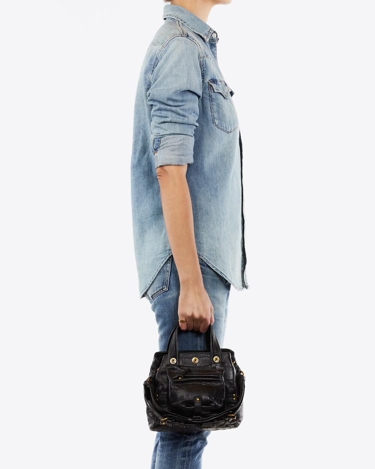 Petit sac Billy Nano Jérôme Dreyfuss en cuir croco noir. Vue porté à la main. 
