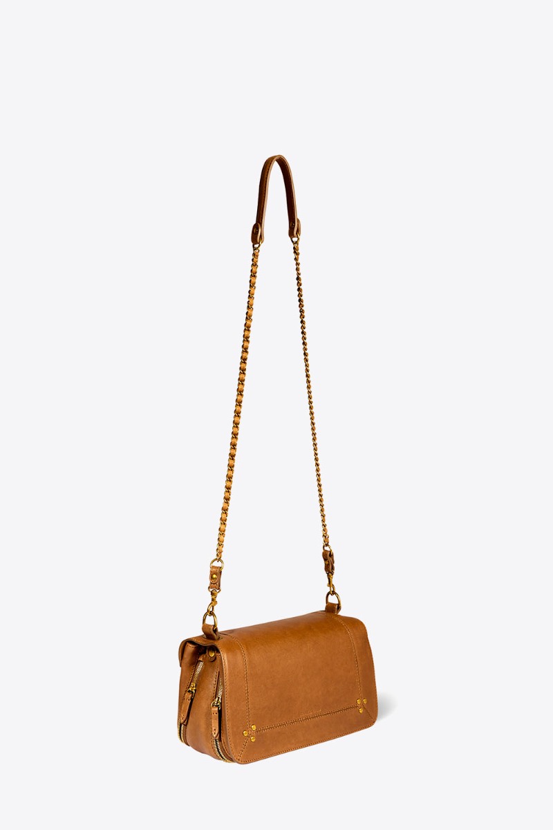 Sac Bobi Jérôme Dreyfuss en cuir d'agneau camel. Vue avec la bandoulière longue. 