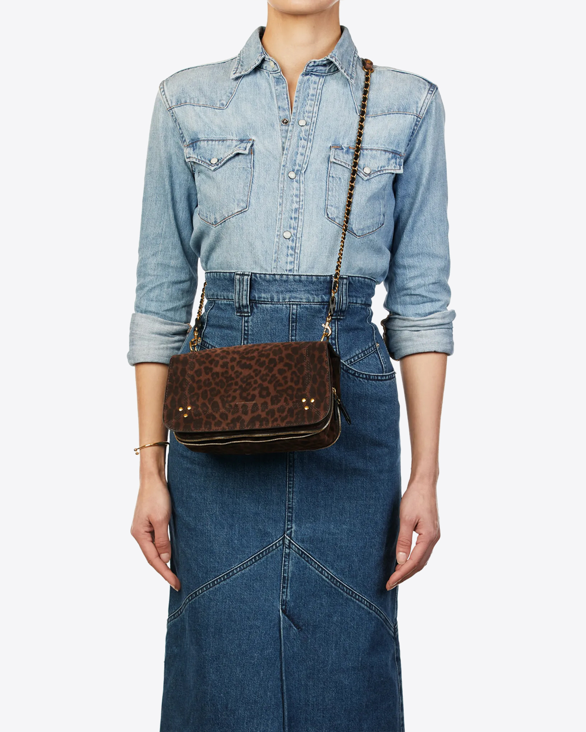 Sac bandoulière chaine en cuir imprimé léopard naturel Bobi Jérôme Dreyfuss. Porté vue face 