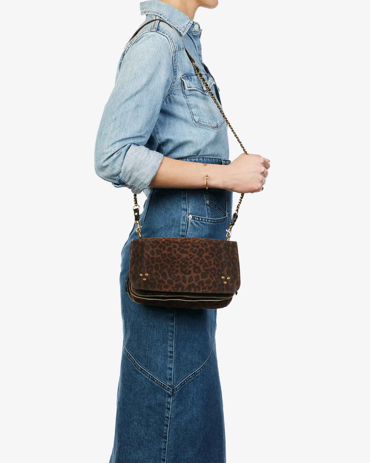 Sac bandoulière chaine en cuir imprimé léopard naturel Bobi Jérôme Dreyfuss. Porté vue profil 