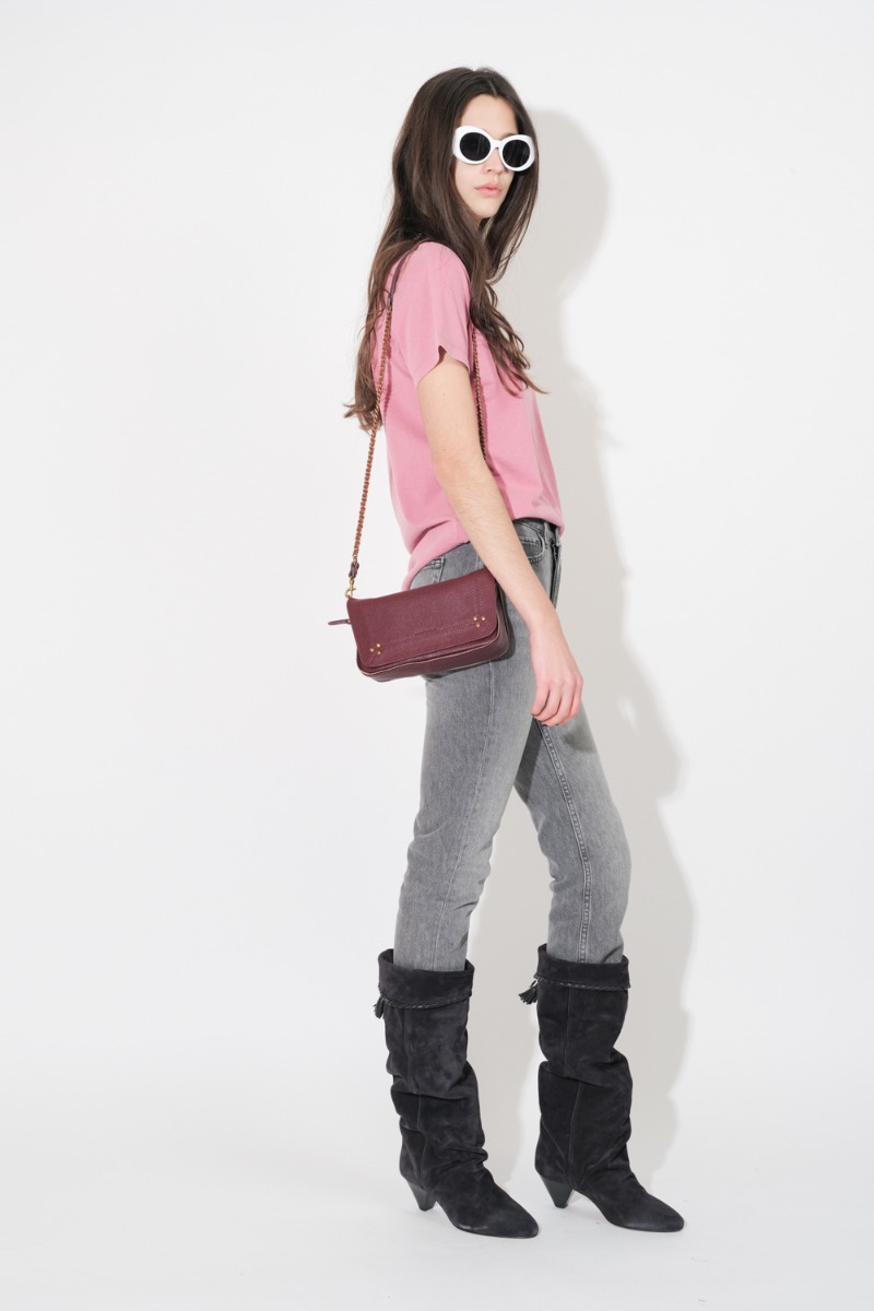 Sac Bobi S J&eacute;r&ocirc;me Dreyfuss en cuir de ch&egrave;vre br&ucirc;l&eacute;, port&eacute; de profil &agrave; l'&eacute;paule.