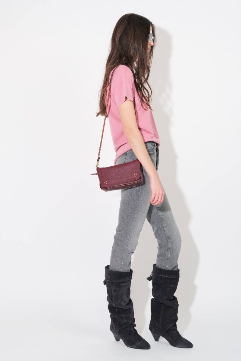 Sac Bobi S J&eacute;r&ocirc;me Dreyfuss en cuir de ch&egrave;vre br&ucirc;l&eacute;, port&eacute; &agrave; l'&eacute;paule avec un tee-shirt rose Isabel Marant &Eacute;toile.