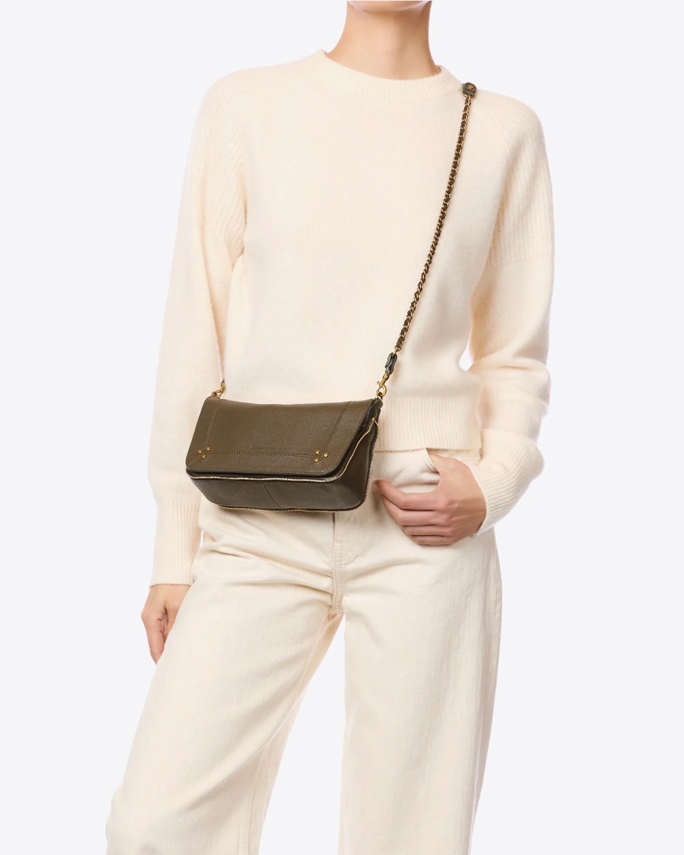 Sac Bobi S J&eacute;r&ocirc;me Dreyfuss en cuir de ch&egrave;vre kaki, port&eacute; crois&eacute;.