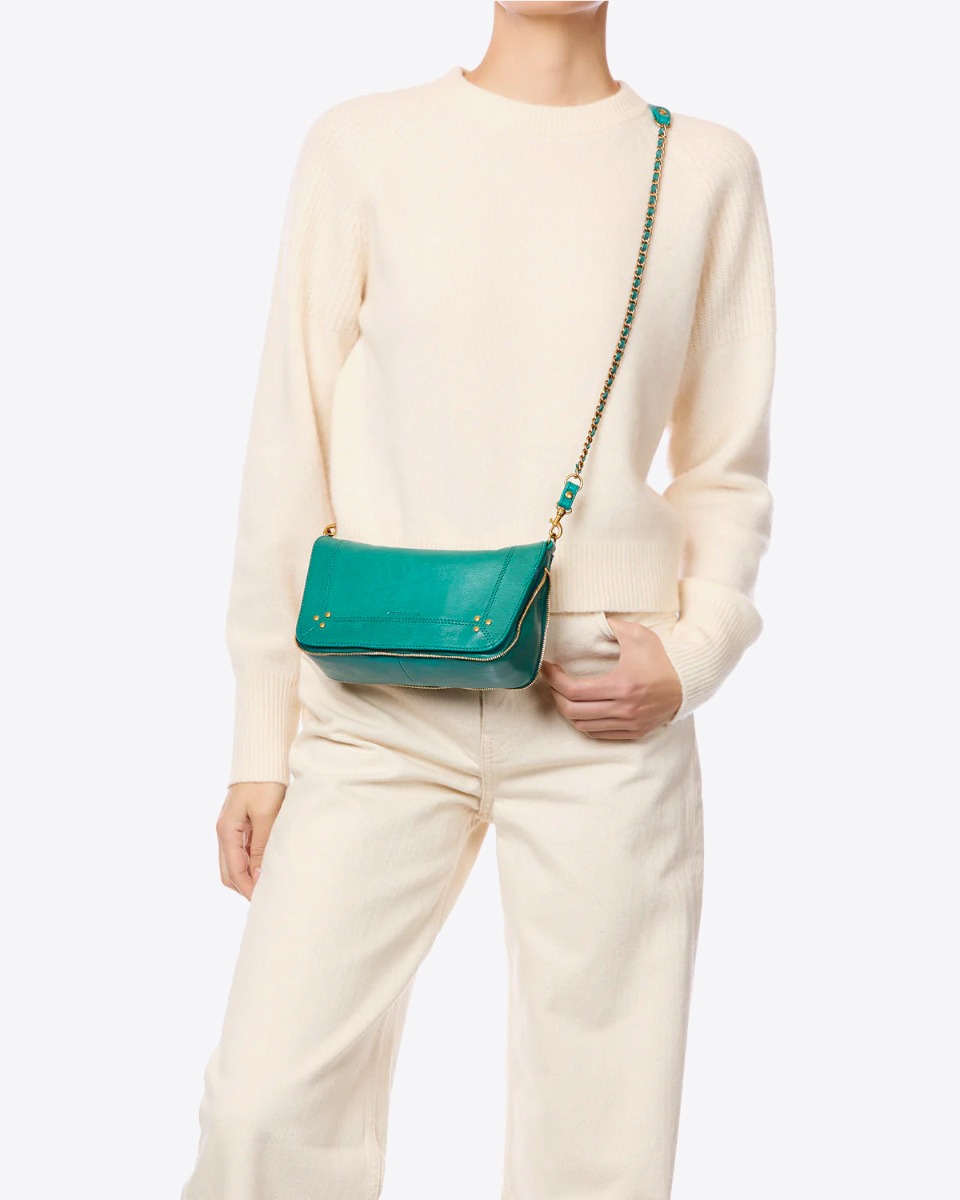 Sac Bobi S J&eacute;r&ocirc;me Dreyfuss en cuir de ch&egrave;vre turquoise, port&eacute; crois&eacute;.