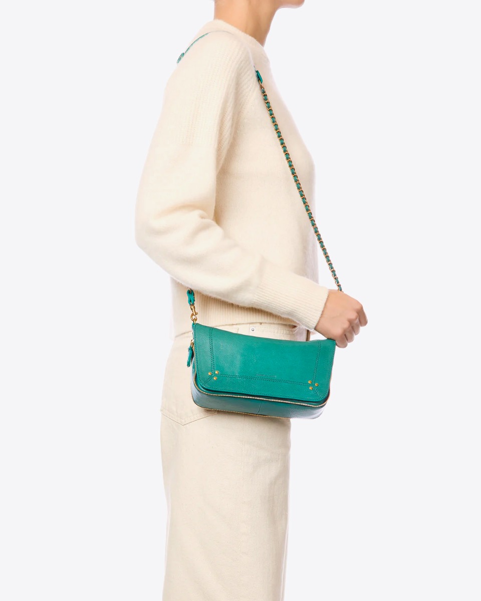 Sac Bobi S J&eacute;r&ocirc;me Dreyfuss en cuir de ch&egrave;vre turquoise, port&eacute; &agrave; l'&eacute;paule.