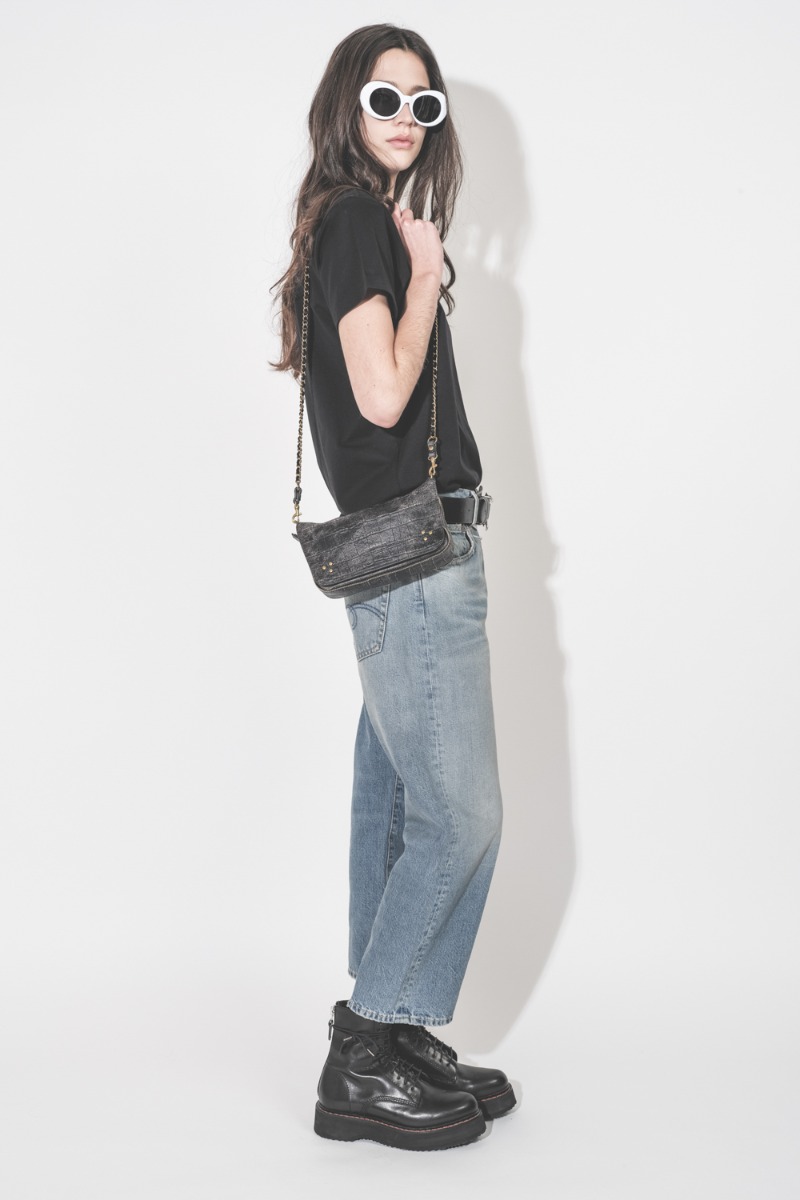 Sac Bobi S J&eacute;r&ocirc;me Dreyfuss en cuir de mouton imprim&eacute; croco grunge noir, port&eacute; de profil &agrave; l'&eacute;paule.