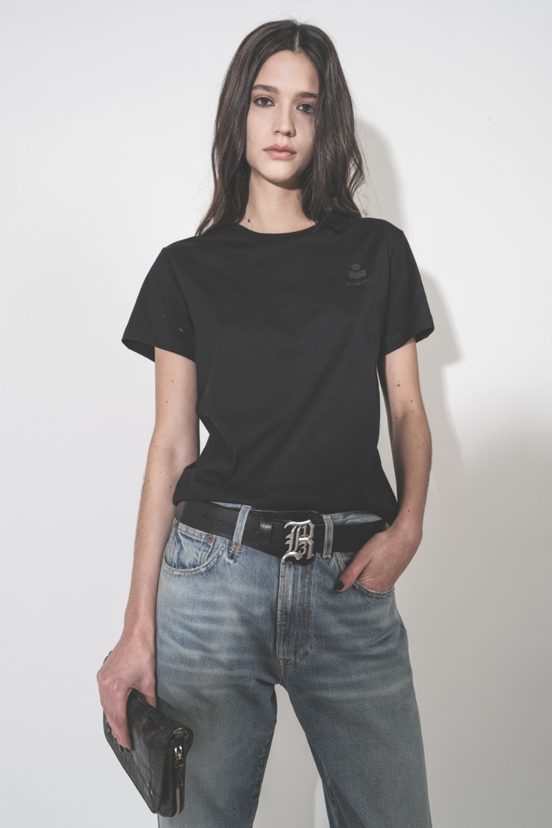 Sac Bobi S J&eacute;r&ocirc;me Dreyfuss en cuir de mouton imprim&eacute; croco grunge noir, port&eacute; en pochette zipp&eacute;e &agrave; la main.