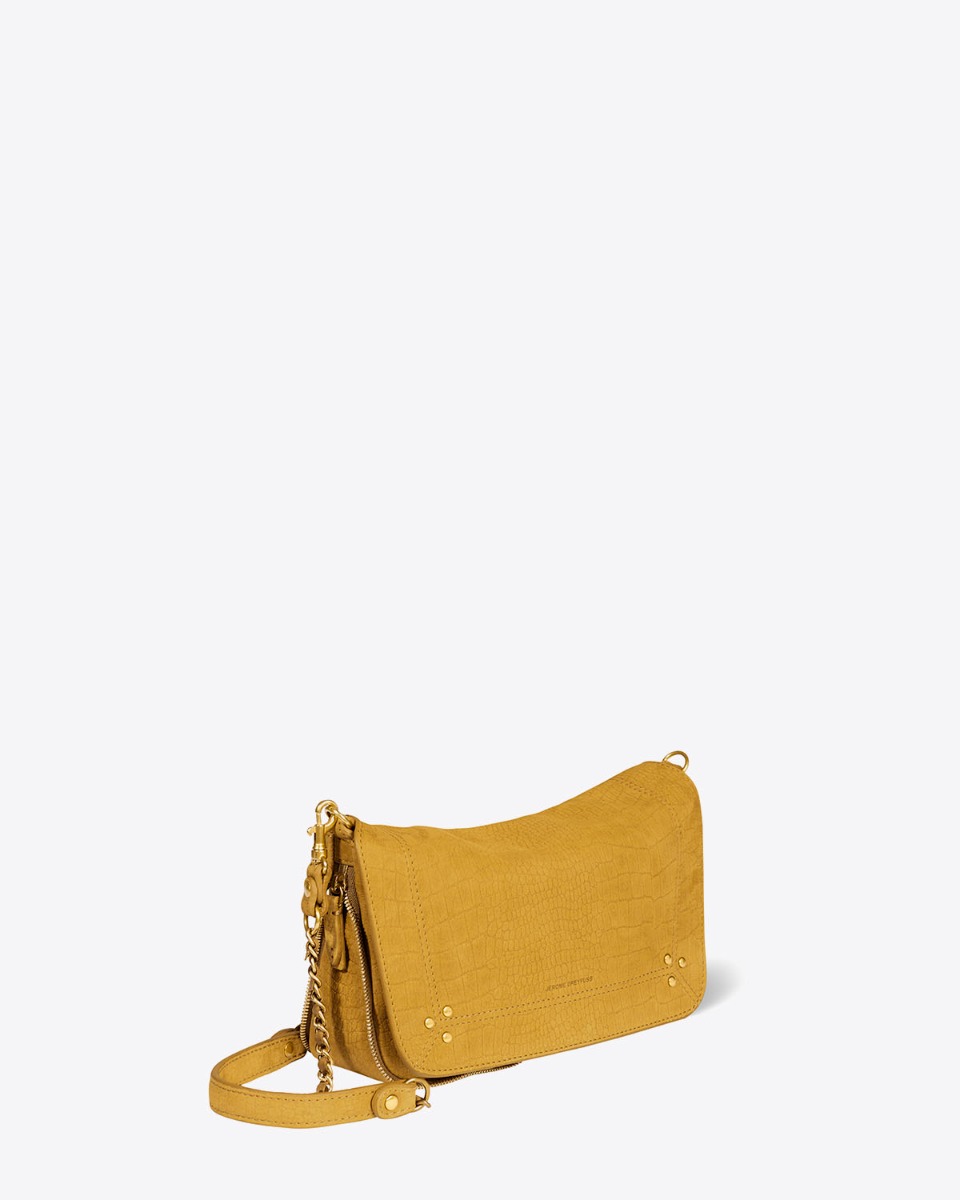 Sac Bobi S Jérôme Dreyfuss en cuir de taurillon imprimé croco moutarde. Vue de profil.