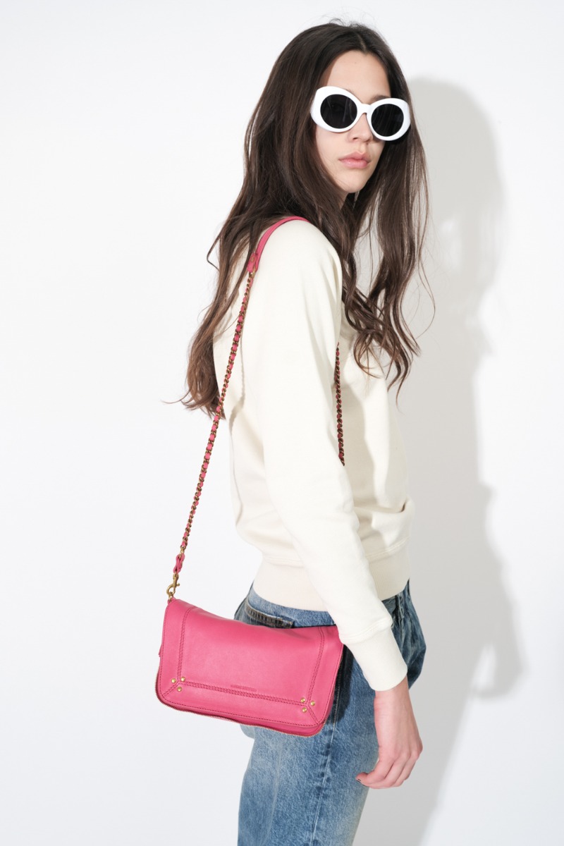 Sac Bobi S Jérôme Dreyfuss en cuir d'agneau Jacinthe, porté de profil à l'épaule.