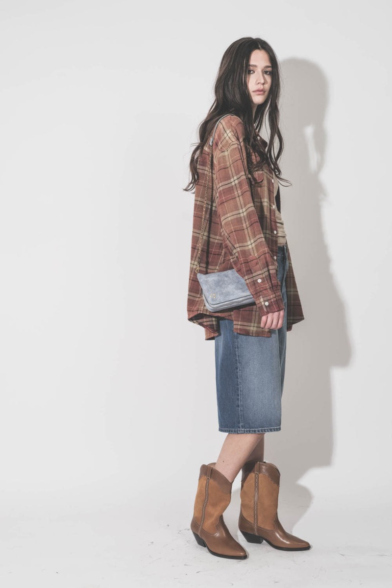 Sac Bobi S J&eacute;r&ocirc;me Dreyfuss en cuir su&eacute;d&eacute; effet jean d&eacute;lav&eacute;, port&eacute; &agrave; l'&eacute;paule.