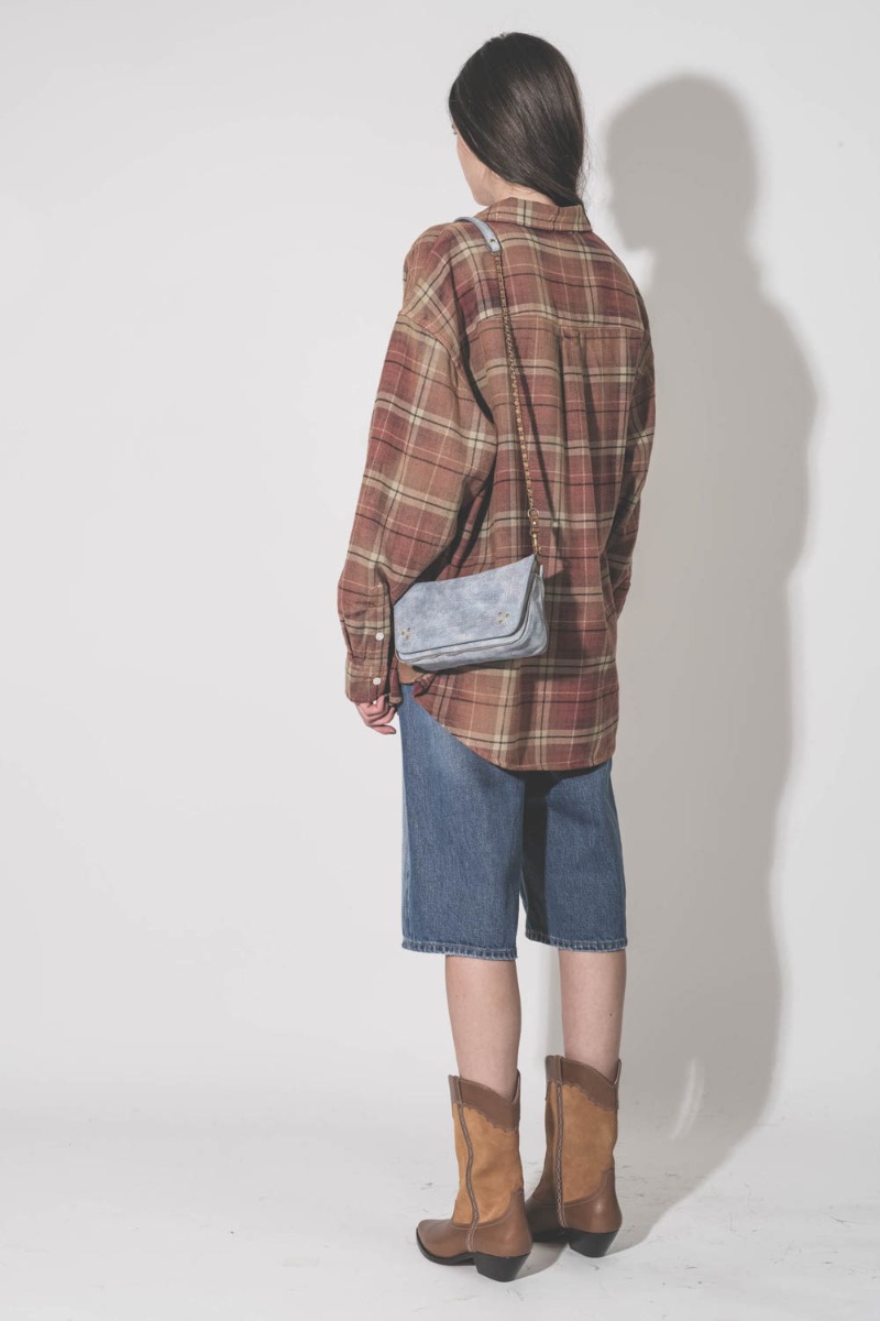 Sac Bobi S J&eacute;r&ocirc;me Dreyfuss en cuir su&eacute;d&eacute; effet jean d&eacute;lav&eacute;, port&eacute; de dos &agrave; l'&eacute;paule.