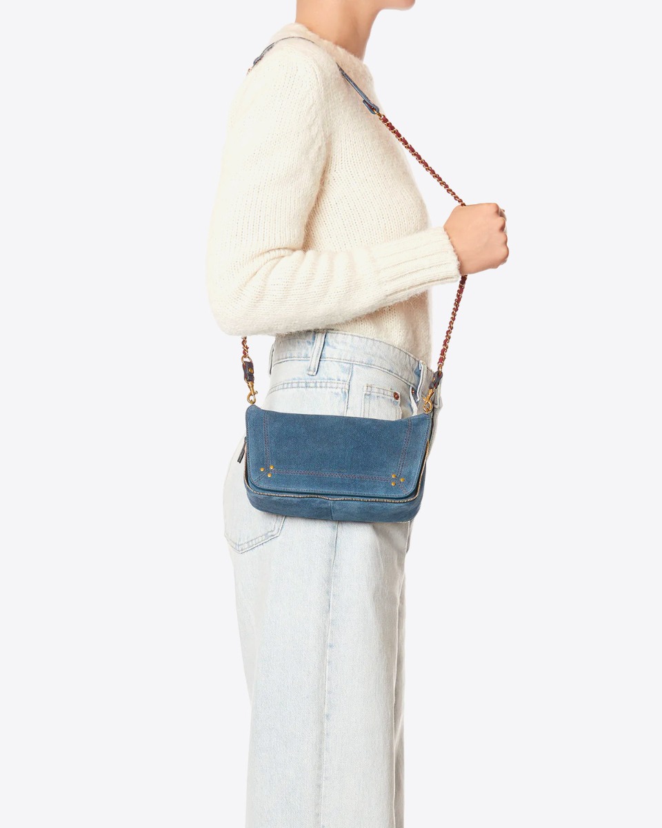 Sac bobi S Jérôme Dreyfuss en cuir suédé bleu jeans porté à bandoulière longue sur l'épaule.