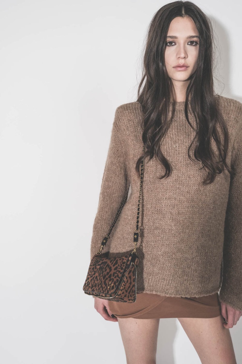 Sac Bobi S Jérôme Dreyfuss en cuir suédé imprimé à motif de chat sauvage, porté de face à l'épaule.