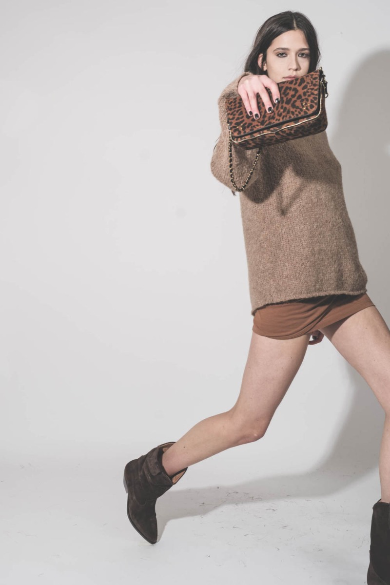 Sac Bobi S J&eacute;r&ocirc;me Dreyfuss en cuir su&eacute;d&eacute; imprim&eacute; &agrave; motif de chat sauvage, port&eacute; &agrave; la main en pochette.