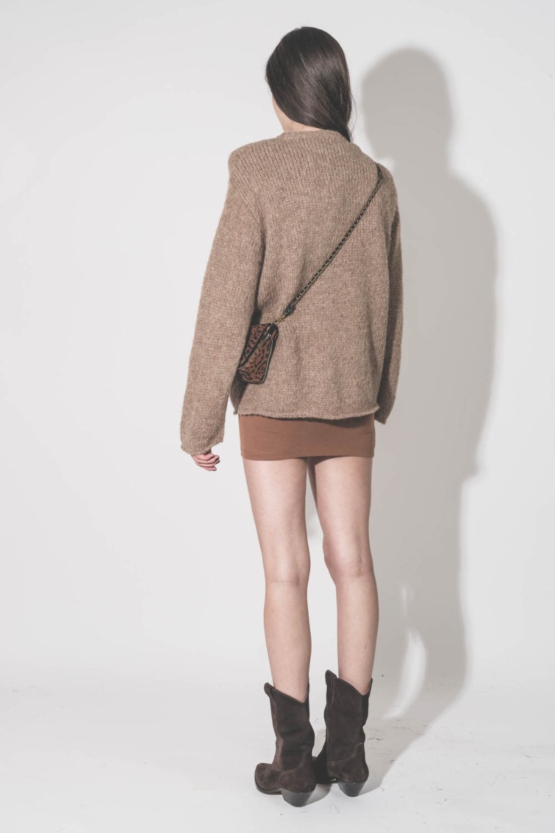 Sac Bobi S J&eacute;r&ocirc;me Dreyfuss en cuir su&eacute;d&eacute; imprim&eacute; &agrave; motif de chat sauvage, port&eacute; crois&eacute; de dos. D&eacute;tail de la bandouli&egrave;re cha&icirc;ne.