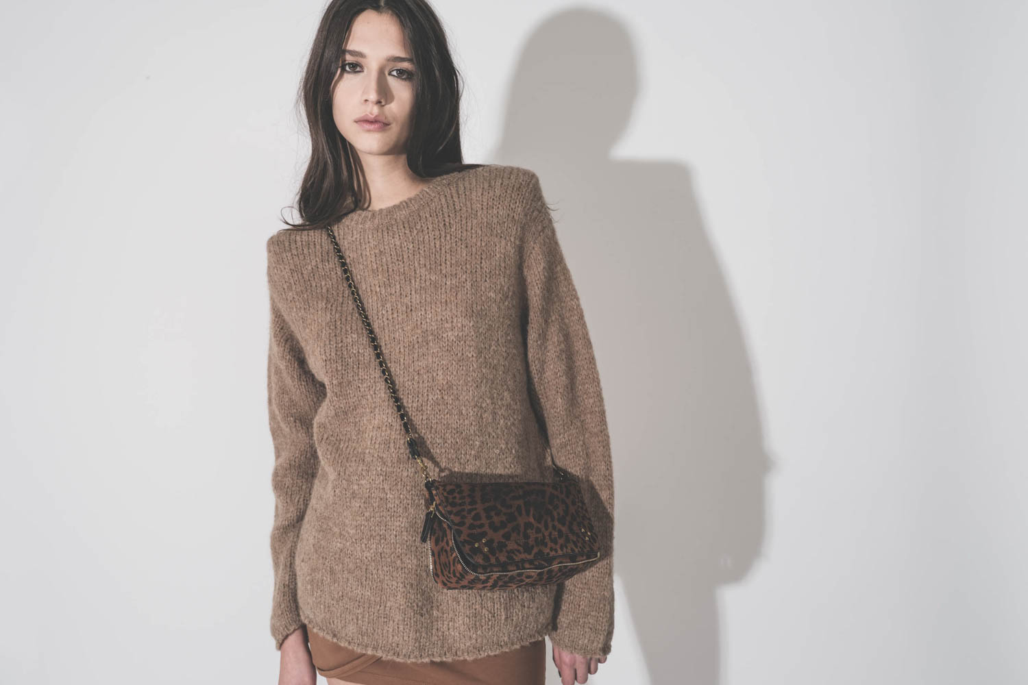 Sac Bobi S J&eacute;r&ocirc;me Dreyfuss en cuir su&eacute;d&eacute; imprim&eacute; &agrave; motif de chat sauvage, port&eacute; crois&eacute;.