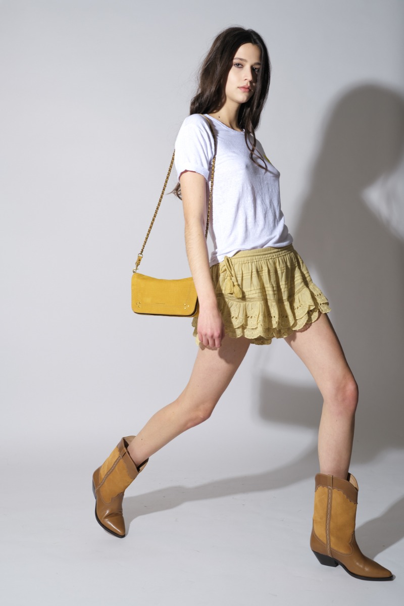 Sac Bobi S J&eacute;r&ocirc;me Dreyfuss en cuir de taurillon imprim&eacute; croco moutarde, port&eacute; &agrave; l'&eacute;paule avec un tee-shirt en lin blanc Isabel Marant &Eacute;toile.