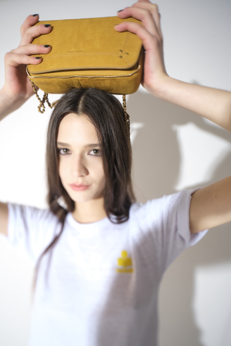 Sac Bobi S J&eacute;r&ocirc;me Dreyfuss en cuir de taurillon imprim&eacute; croco moutarde, port&eacute; sur la t&ecirc;te. D&eacute;tail des zips. 