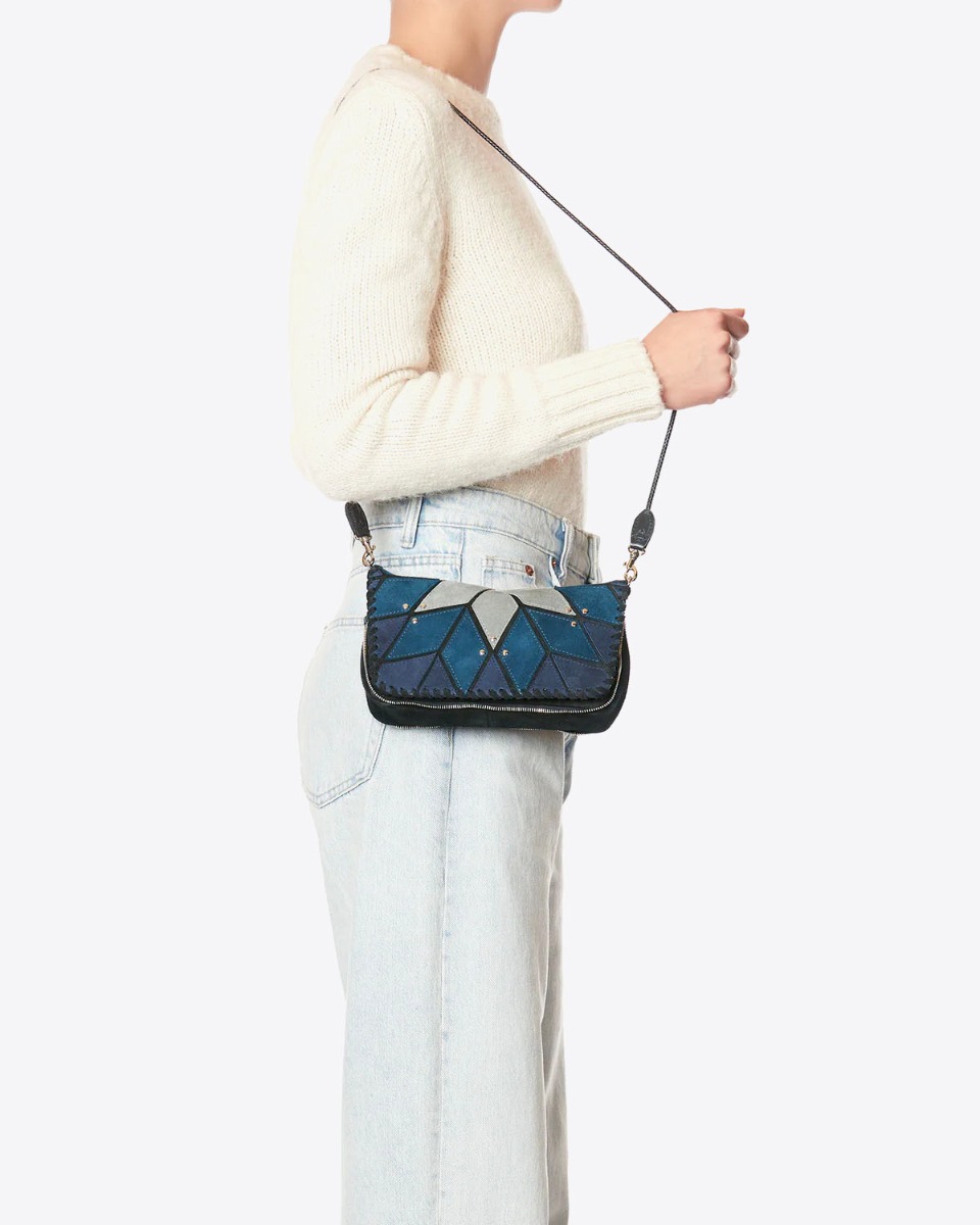 Sac Bobi S Jérôme Dreyfuss en patchwork de cuir suédé bleu Lever du Jour porté à l'épaule.