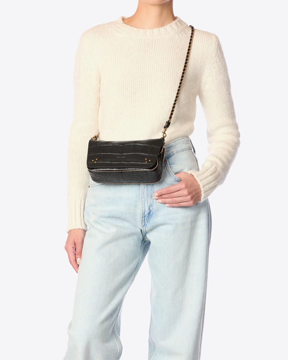 Sac Bobi S Jérôme Dreyfuss en cuir de vachette imprimé croco noir porté crossbody.