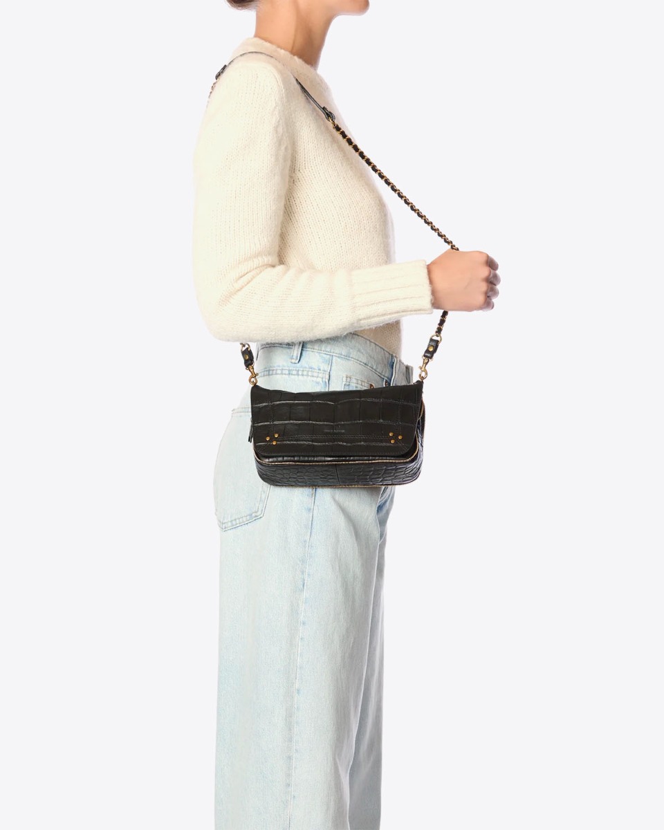Sac Bobi S Jérôme Dreyfuss en cuir de vachette imprimé croco noir porté à l'épaule.