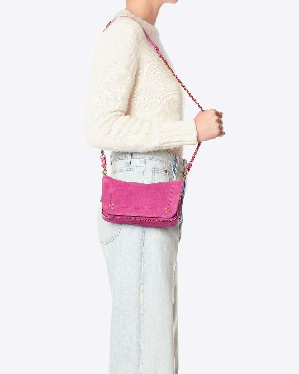 Sac Bobi S en cuir suédé rose Orchidée Jérôme Dreyfuss porté à l'épaule.