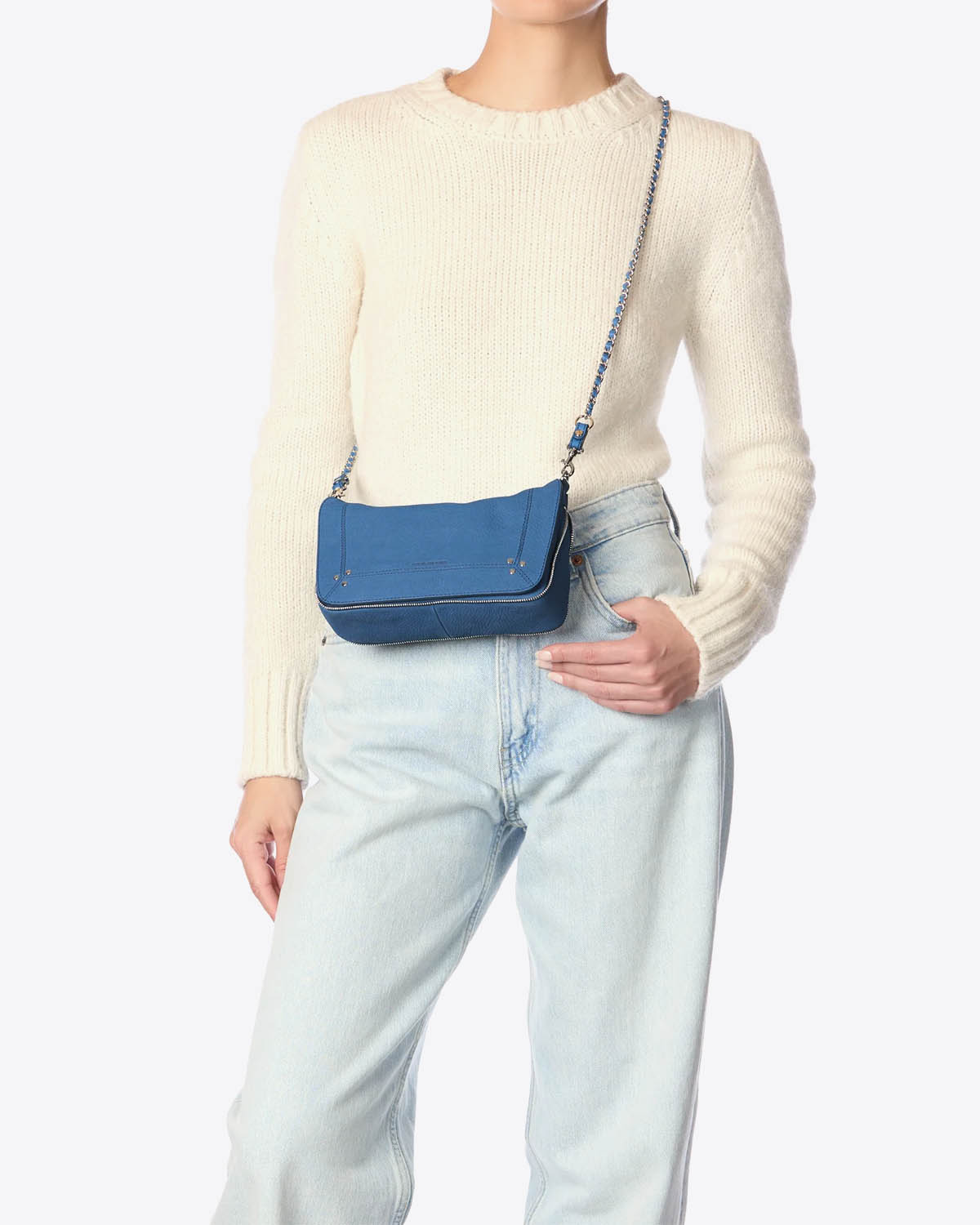 Petit sac Bobi S Jérôme Dreyfuss en cuir suédé bleu. Vue porté en bandoulière 