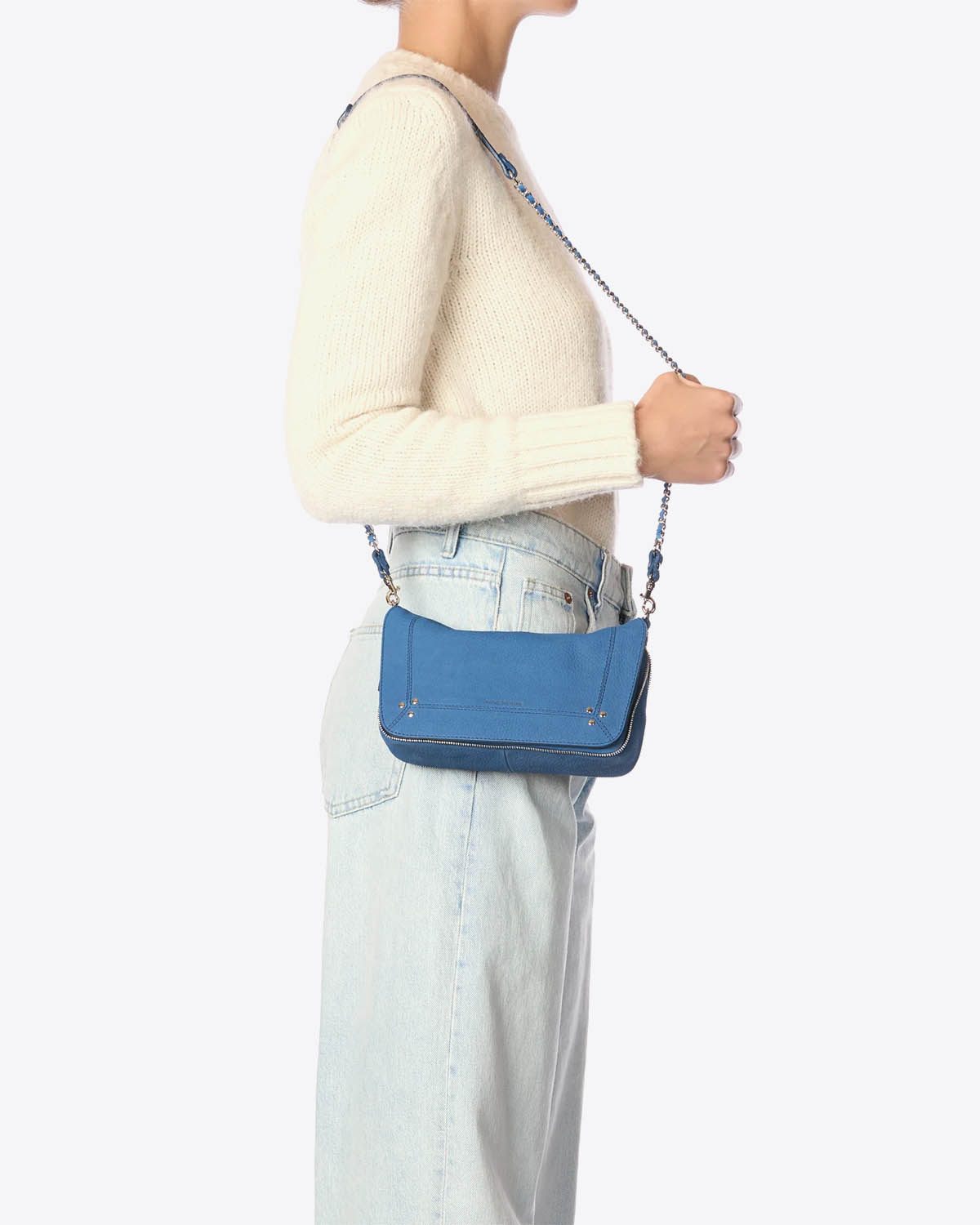Petit sac Bobi S Jérôme Dreyfuss en cuir suédé bleu. Vue porté à l'épaule 