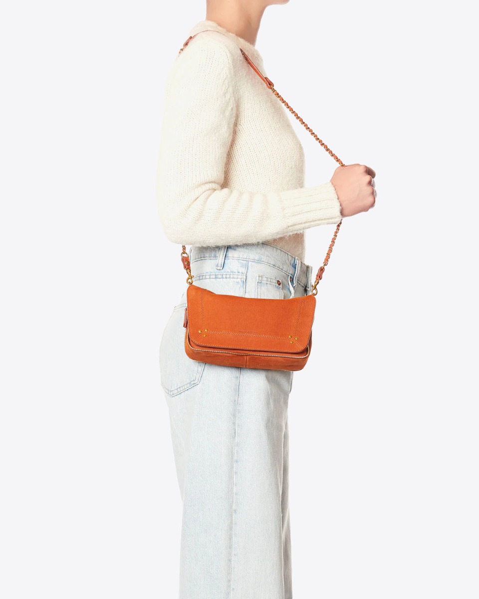 Sac Bobi S Jérôme Dreyfuss en cuir taurillon Opium porté à l'épaule.