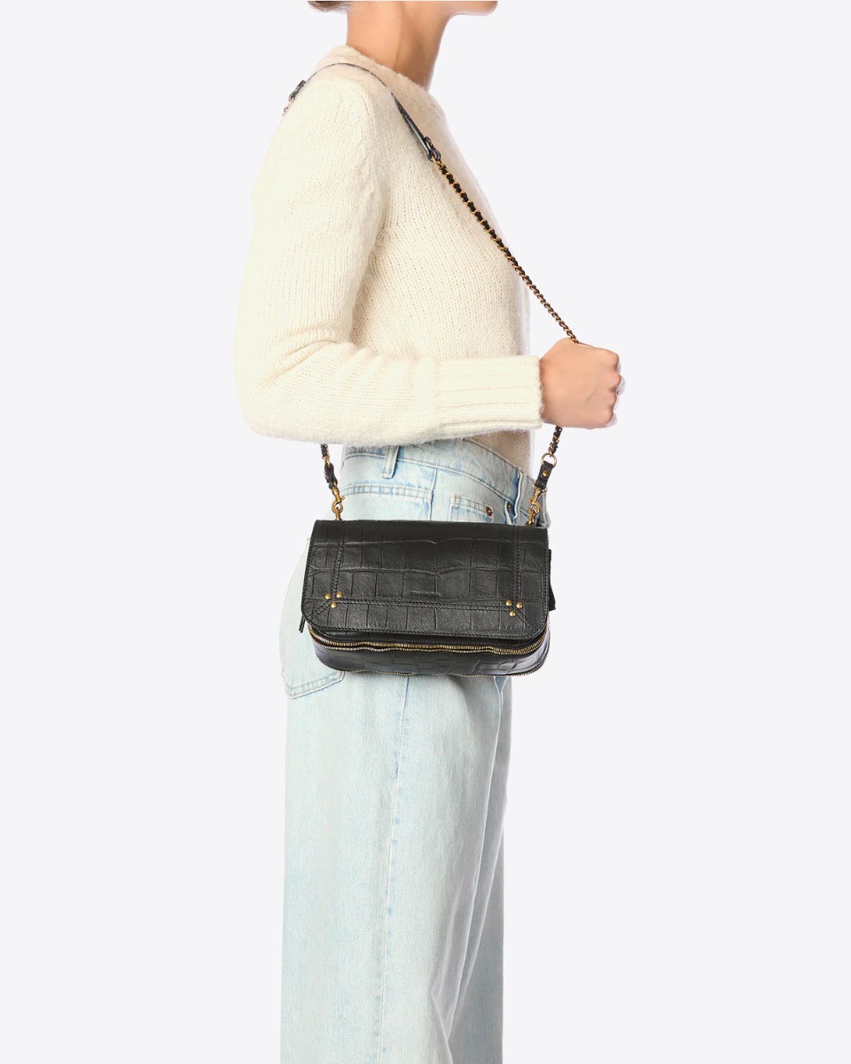 Sac Lulu M Jérôme Dreyfuss en cuir de vachette effet croco noir porté à l'épaule.