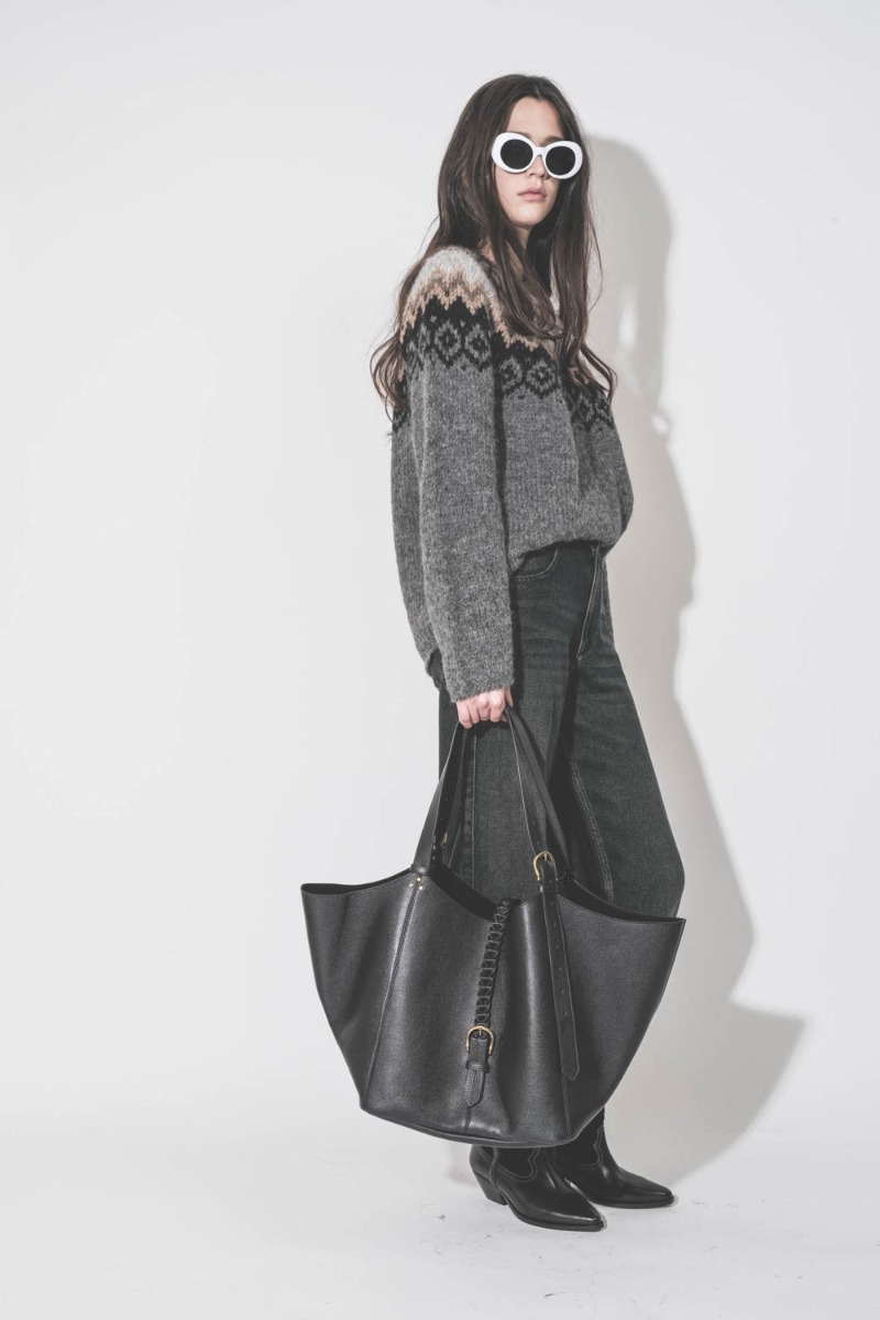 Sac cabas Joseph M J&eacute;r&ocirc;me Dreyfuss en cuir de buffle noir, port&eacute; de profil &agrave; la main.