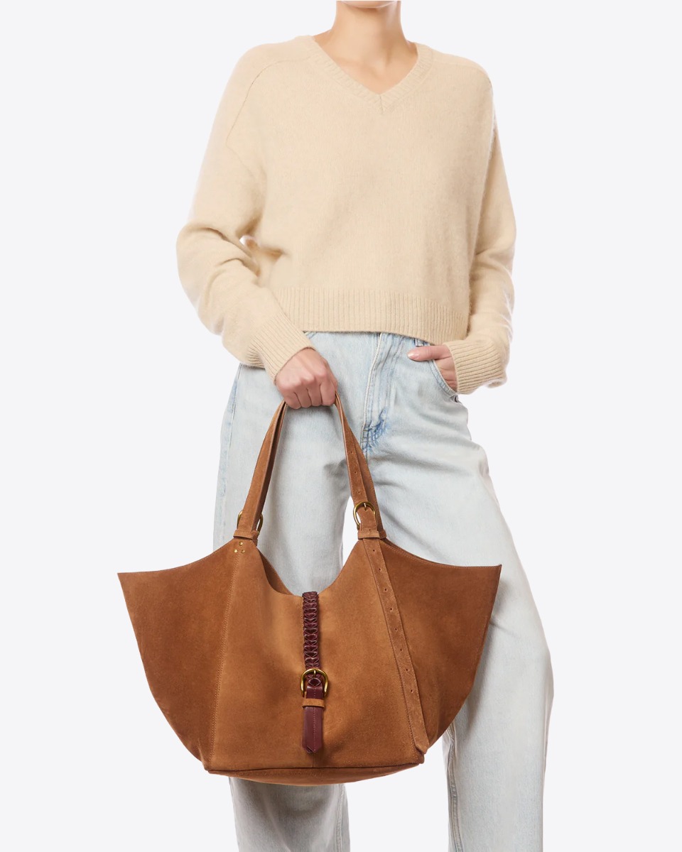 Sac cabas Joseph M J&eacute;r&ocirc;me Dreyfuss en cuir su&eacute;d&eacute; caramel, port&eacute; de face &agrave; la main.