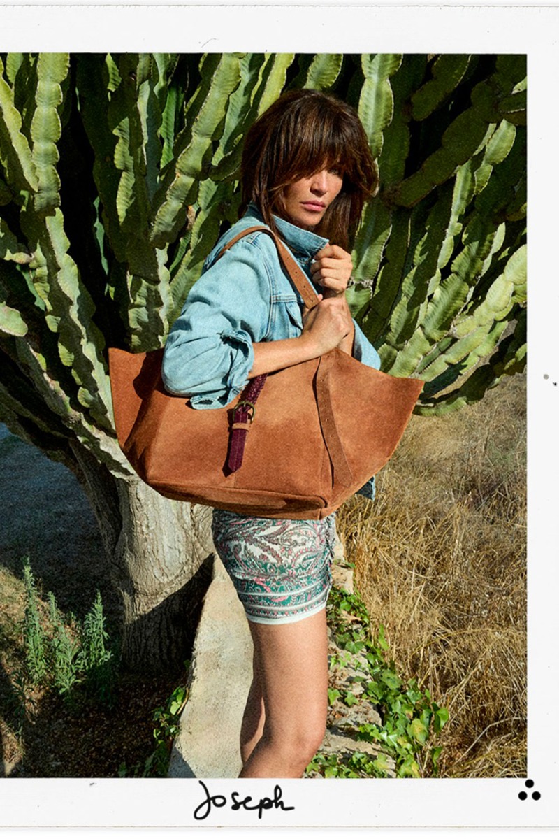 Sac cabas Joseph M J&eacute;r&ocirc;me Dreyfuss en cuir su&eacute;d&eacute; caramel, port&eacute; par Helena Christensen photographi&eacute;e par Germain Chauveau.