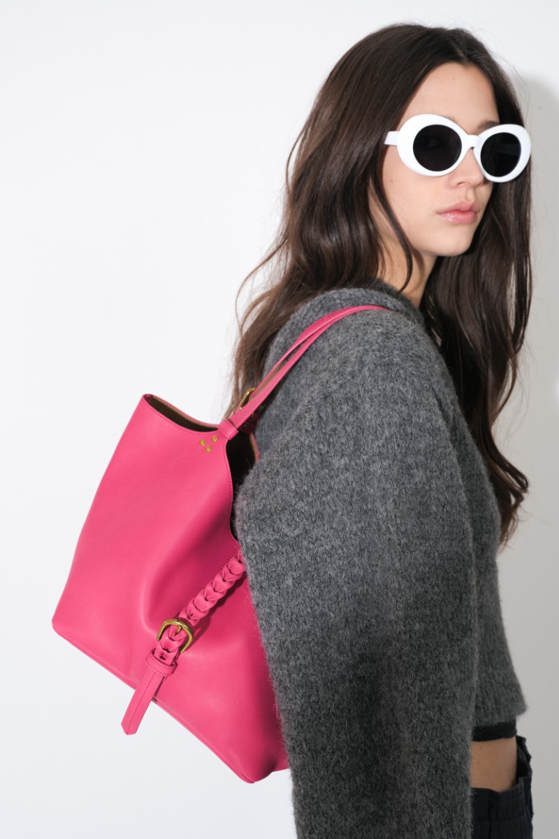 Sac cabas Joseph S Jérôme Dreyfuss en cuir d'agneau Jacinthe, porté de profil à l'épaule.