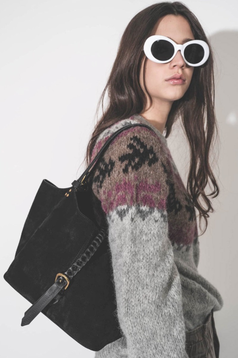 Sac cabas Joseph S Jérôme Dreyfuss en cuir suédé noir, porté à l'épaule. Anses réglables.