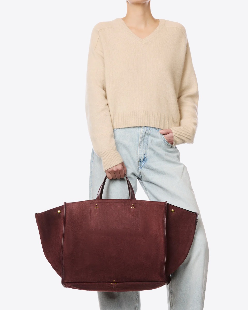 Cabas L&eacute;on L J&eacute;r&ocirc;me Dreyfuss en cuir su&eacute;d&eacute; br&ucirc;l&eacute;, port&eacute; de face &agrave; la main.